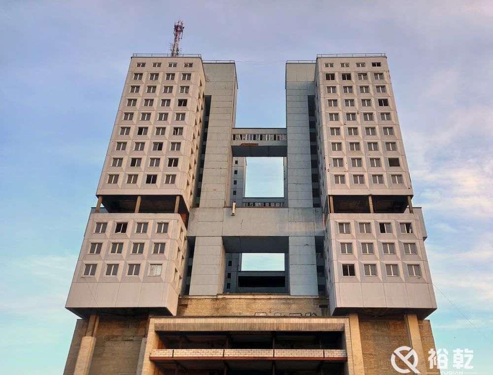 智能建筑中空调系统的分类和特点(图1) brown concrete building under blue sky during dayti (2).jpg
