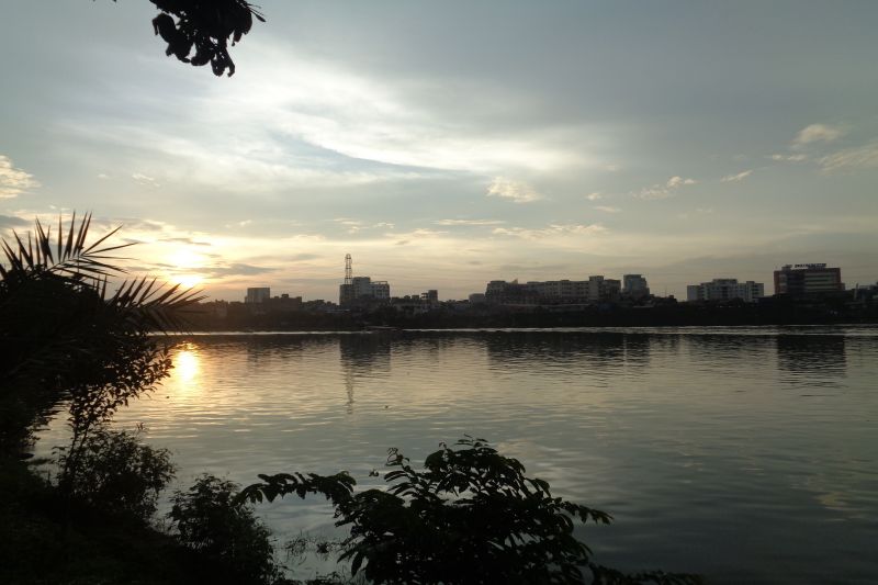 智能化集成系统在大型建筑中的数字化改造!(图1) a body of water with a city in the ba.jpg