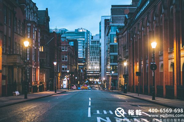 　　随着城市化进程的加快，楼宇管理逐渐成为现代城市的重要组成部分。楼宇智能管理系统(Integrated Building Management System，简称IBMS)应运而生，成为解决楼宇运营管理效率、降低能耗、提升居住与工作环境的重要工具。本文将详细探讨楼宇IBMS系统的组成、功能、优势以及未来的发展趋势。  　　一、什么是楼宇IBMS系统?  　　楼宇IBMS系统是一种集成的管理平台，通过物联网(IoT)、大数据、云计算等新兴技术，将建筑内各种设备与系统(如空调、照明、安防、消防、能耗管理等)有效整合，实现集中监控与管理。其目的是提升建筑的运营效率、降低能耗、保障居住者的安全，创造更加舒适的环境。  　　二、楼宇IBMS系统的核心组成  　　1. 监控系统：楼宇IBMS系统能够实时监控建筑内各类设备的运行状况，如空调系统的温度、湿度水平，照明系统的电源状态等。这些数据可以通过可视化界面直观展现，便于运维人员快速做出响应。  　　2. 能源管理系统：通过对建筑内能耗的实时跟踪，实现能耗数据的分析与优化，帮助管理者制定更为科学的能耗策略，降低运营成本。  　　3. 安全与安防系统：集成视频监控、门禁控制、报警系统等，以确保建筑内人员及财产的安全。这一?？槟芄皇凳笔侗鹨斐Ｇ榭?，并立即通知相关人员或部门采取措施。  　　4. 建筑自动化系统：楼宇IBMS系统利用传感器和控制器实现对建筑内部环境(如温度、湿度、光照等)的自动调节，提升居住舒适度。  　　5. 通讯与网络系统：为了保障各个系统的高效协作，楼宇IBMS系统还需要强大的通讯与网络基础设施支持。这包括有线网络、无线网络和云计算平台。  　　三、楼宇IBMS系统的功能与优势  　　1. 提升管理效率：楼宇IBMS系统可以将建筑内各类设备的操作整合到一个平台上，管理者通过该系统即可进行智能控制，降低了人力成本，提升了工作效率。  　　2. 降低能耗：通过实时监测与数据分析，IBMS系统能够识别能耗异常，并及时进行调整，帮助建筑降低能耗和运营成本，实现绿色建筑目标。  　　3. 改善居住体验：楼宇IBMS系统可以根据使用者的需求自动调节室内环境，如调节空调的温度与湿度、照明的亮度等，确保员工在舒适的环境中工作，提高工作效率。  　　4. 提高安全性：集成的安防系统能够实时监测潜在风险，并及时发出预警，保障建筑及其使用者的安全。尤其在火灾、入侵等突发事件中，IBMS系统能迅速响应，最大限度地减少损失。  　　5. 可扩展性与灵活性：楼宇IBMS系统具有良好的可扩展性，能够根据建筑的不同需求，灵活添加或调整?？?，确保系统始终适应建筑的运营变化。  　　四、楼宇IBMS系统的应用场景  　　1. 商业办公楼：在大型商业办公楼中，楼宇IBMS系统能够实时监控各项运营数据，帮助管理者进行有效的资产管理和空间利用，提升办公环境的舒适度和安全性。  　　2. 酒店与会展中心：在酒店及会展中心，IBMS系统可通过智能化管理提升客户体验，如智能灯光控制、温度调节等，提升客满时的运营效率。  　　3. 医疗机构：医院等医疗机构对于环境的要求极高，楼宇IBMS系统可以保证医院内部空气质量、温湿度维持在最佳状态，保障患者与医务人员的安全与舒适。  　　4. 工业厂房：在工业企业中，IBMS系统可以有效监控和管理设备的运行状态，降低设备故障率，同时优化能耗管理，提高生产效率。  　　五、楼宇IBMS系统的未来发展趋势  　　1. 智能化水平提升：随着人工智能及机器学习技术的发展，IBMS系统将变得更加智能，能够根据历史数据和实时监测自动优化建筑管理策略。  　　2. 云计算的广泛应用：未来的IBMS系统将更多地依赖云计算，通过云平台实现数据的存储、管理与分析，推动建筑管理的数字化转型。  　　3. 物联网技术的深度整合：IBMS系统将与物联网设备深度融合，建立起更为广泛的智能设备生态，实现建筑内部的全面互联与自动化管理。  　　4. 可持续发展的推动：环保与可持续发展将是未来IBMS系统发展的重要方向，楼宇IBMS系统通过实时监测与数据分析，帮助建筑达到更低的碳排放标准，实现可持续运营。  　　5. 用户体验至上的设计：未来的IBMS系统将更加注重用户体验，通过更为简洁的界面、更流畅的操作流程保障用户的便捷性，提升用户对系统的认可度。  　　结论  　　楼宇IBMS系统作为现代建筑管理的重要工具，凭借其强大的集成能力和智能化管理，为建筑的高效运营、节能降耗及安全保障提供了有力支持。随着技术的不断进步和发展，IBMS系统的应用前景将更加广阔，必将引领未来建筑管理方式的变革。