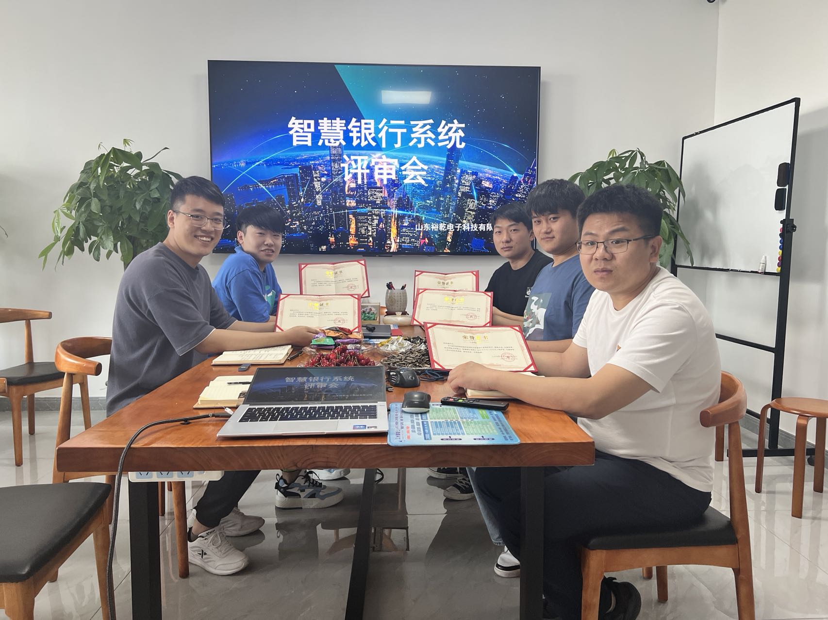 智慧银行系统：六一节送给裕乾小朋友的礼物上线啦！(图1)
